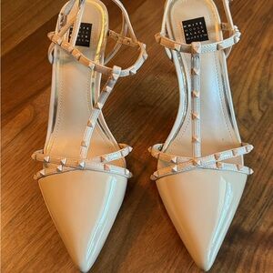 White House Black Market WHBM Nude Beige Tan Leather Mid Heels Shoes New Size 8